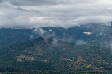 Fototapeta premium Caminata por la montaña, naturaleza y cascadas Panama