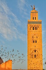 Obraz premium Mosquée Koutoubia à Marrakech La mosquée Koutoubia est un édifice religieux construit au XIIᵉ siècle à Marrakech, Maroc. Elle est la plus grande mosquée de la ville. Son architecture et son décor 