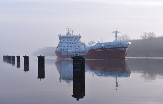 LNG Tankschiff Ramanda f&auml;hrt bei Nebel im Nord-Ostsee-Kanal 