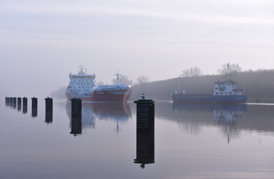 LNG Tankschiff Ramanda f&auml;hrt bei Nebel im Nord-Ostsee-Kanal 