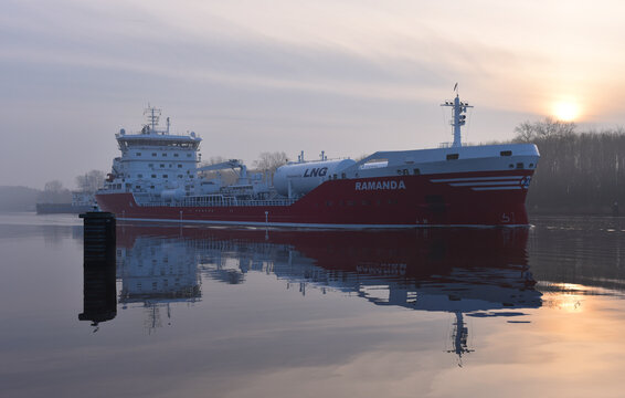 LNG Tanker f&auml;hrt bei Nebel und Sonnenaufgang durch den Nord-Ostsee-Kanal