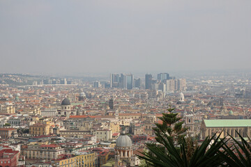 Obraz premium Panoramic view of City of Naples, from the top of San Elmo Castle in the morning fog.