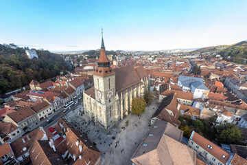 Obraz premium Black Church in Old Town city center, Brasov, Transylvania, Romania. Aerial view at sunset. 