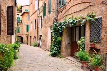 Cercles muraux Ruelle étroite Beautiful street in the medieval old town of Siena, Tuscany, Italy