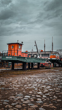 barka w suchym doku żerań