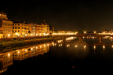 Fototapeta na wymiar Arno river in Firenze at night 