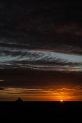 coucher de soleil avec nuages sombres au Mont Saint Michel