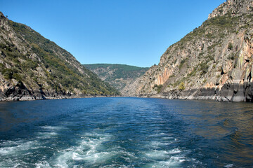 Fototapeta na wymiar Boat ride on the Sil River between its canyons in Sober, Lugo, Spain