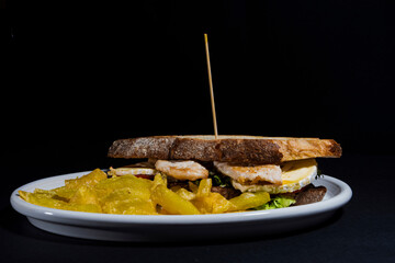 bocadillo con pan tostado de carne de pollo con patatas fritas 