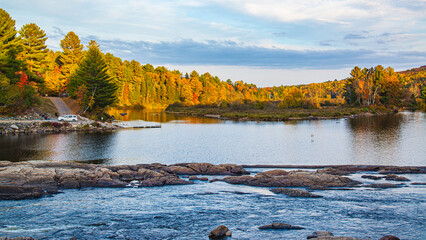 Naklejka premium Dorwin Chute, Canada: Oct. 25 2021: Colorful autumn scenery view of Dorwin Chute in Quebec