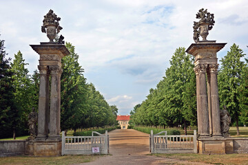 Fototapeta na wymiar Eingang zum Schlosspark von Schloss Rheinsberg