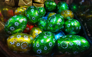 Ovetti di Pasqua colorati in vaso di vetro