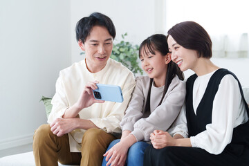 スマートフォンで動画を見る家族