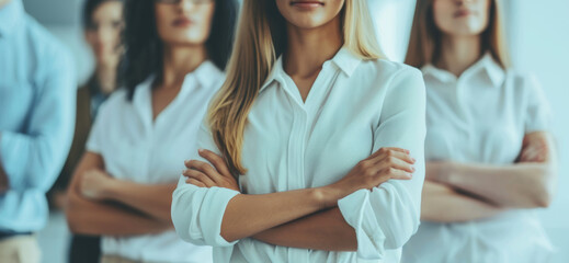 Weiblichkeit im Business: Entschlossene Geschäftsfrauen strahlen Stärke aus, setzen Impulse für Erfolg und Innovation mit Selbstbewusstsein. - obrazy, fototapety, plakaty