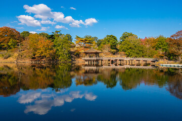 Fototapeta na wymiar 秋が近づく奈良の浮御堂