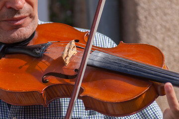Straßenmusiker spielt auf einer Geige, Violine