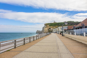 Obraz premium Etretat - turquoise sea and alabaster cliff! Etretat is a commune in the Seine-Maritime department in the Haute-Normandie region in northwestern France. Etretat is now a famous French seaside resort.