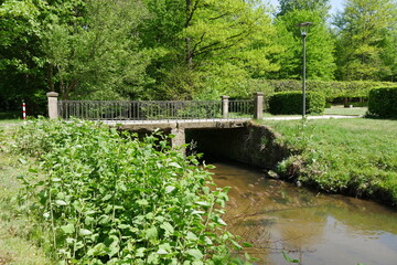 Fototapeta na wymiar Brücke im Park Rittergut Großharthau in Sachsen