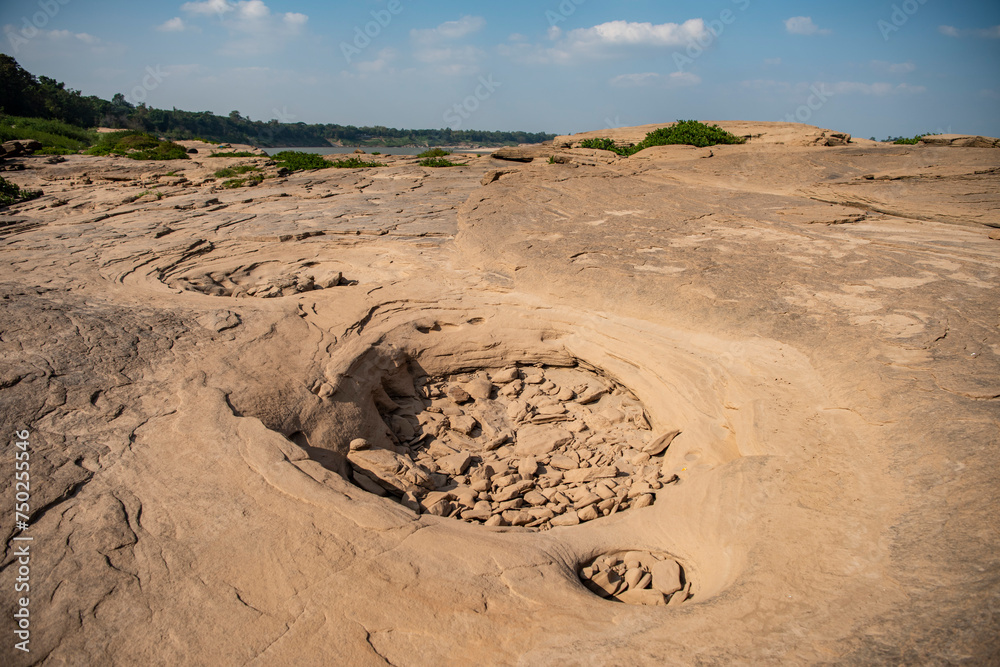 Wall mural THAILAND UBON RATCHATHANI KHONG CHIAM MEKONG RIVER