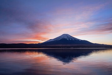 山中湖で見た幻想的な夕焼けバックの富士山の絶景