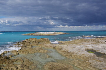 Felsenküste in Cancún in Mexiko