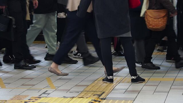 名古屋駅の朝の通勤電車から降りた大勢の乗客の姿