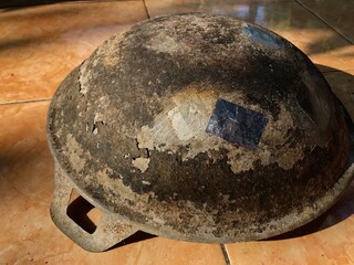 The bottom of the frying pan has burnt iron stains patched with aluminum foil