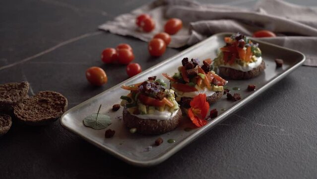 It is often accompanied by local products such as olive oil, feta cheese, tomatoes, and herbs. Ntako is a popular and flavorful food, rich in the aromas of Cretan cuisine.