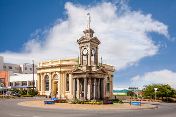 Invercargill Town Centre, Bank Corner, Invercargill, Southland, New Zealand, the war memorial and old stone buildings in the centre of town. - obrazy, fototapety, plakaty