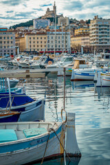 Alignement de bateaux dans le port de Marseille