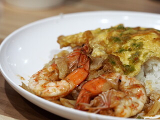 タイのオムレツを載せた米料理