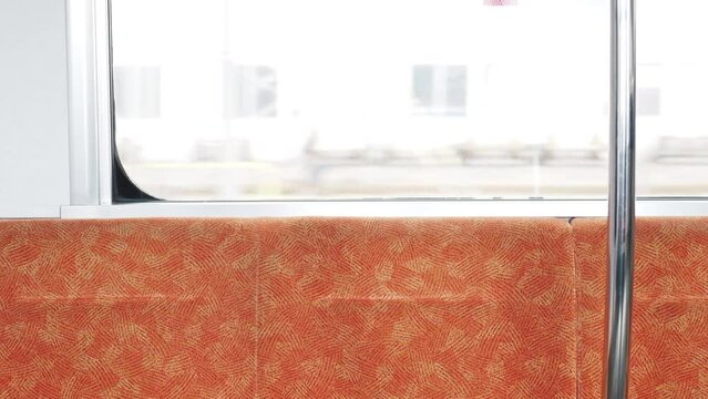 運行中のローカル線の電車の優先座席と車窓の風景