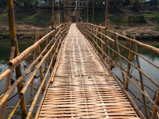 Obraz premium Bamboo Bridge over The River