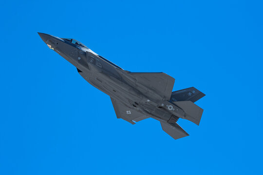 f 35 fighter jet climbing