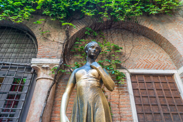 Bronze statue of Juliet and balcony by Juliet house, Verona in Italy