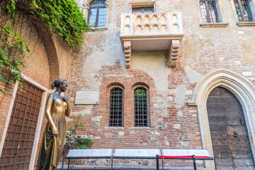 Bronze statue of Juliet and balcony by Juliet house, Verona in Italy - 750377788