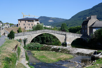 Fototapeta na wymiar Pont Notre-Dame, traversant la rivière Lot - Mende - Lozère