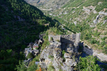 Fototapeta na wymiar Le village troglodytique de Castelbouc et son château ruiné - Sainte-Enimie - Gorges du Tarn - Lozère