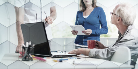 Obraz premium Coworkers having a business discussion, geometric pattern