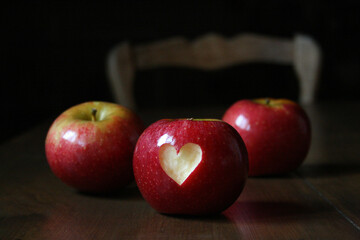 pommes rouges  sur une table 