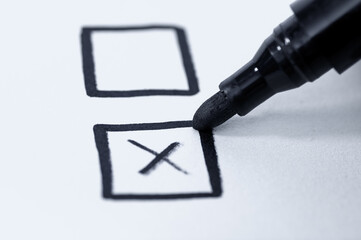 Głosowanie, odhaczać markerem znaczkiem x pole wyboru