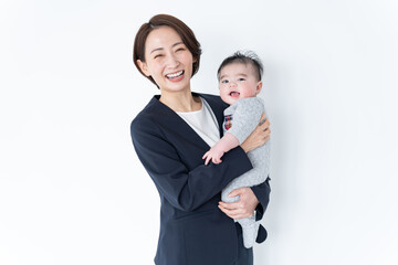 赤ちゃんを抱っこするスーツを着た女性
