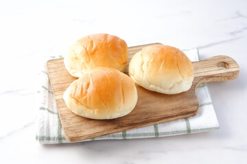 バターロールが用意された朝食のテーブル
