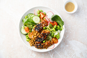 Salmon poke with vegetables and sesame seeds