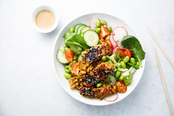 Salmon poke with vegetables and sesame seeds