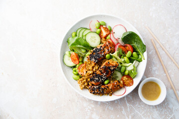 Salmon poke with vegetables and sesame seeds
