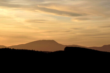 Fototapeta na wymiar Blick auf den Schöckl (Grazer Hausberg) kurz nach dem Sonnenuntergang 