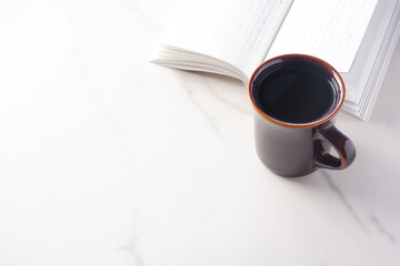 コーヒーを飲みながら読書を楽しむイメージ
