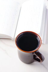 コーヒーを飲みながら読書を楽しむイメージ
