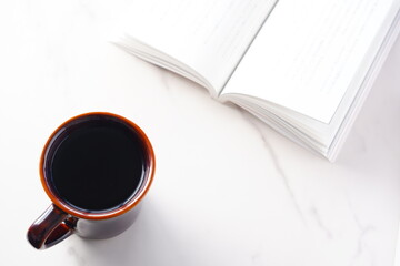 コーヒーを飲みながら読書を楽しむイメージ
